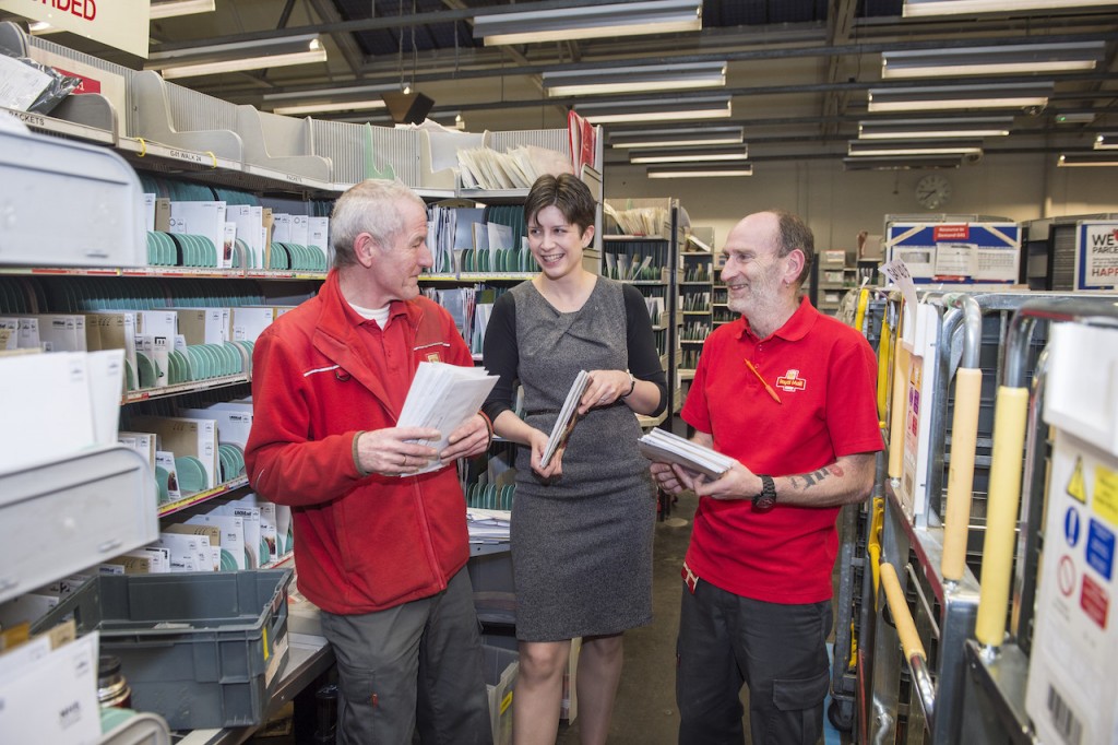 FREE FIRST USE MP Alison Thewliss visits Glasgow G41-G42-G5 Delivery Office to see how it is getting ready for Christmas. MP Alison Thewliss chats to Harry Blackburn and Fraser Matthew. Lenny Warren / Warren Media 07860 830050 01355 229700 lenny@warrenmedia.co.uk www.warrenmedia.co.uk All images © Warren Media 2015. Free first use only for editorial in connection with the commissioning client's press-released story. All other rights are reserved. Use in any other context is expressly prohibited without prior permission.